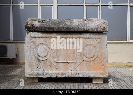 Marmor sarkophag am Eingang der Antiken Museum von Antalya. Stockfoto