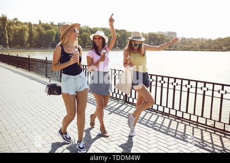 Stilvolle Frauen Bummeln am Bahndamm Stockfoto