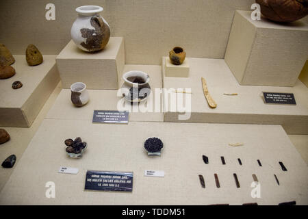 Antalya, Türkei - 19. Mai 2019: Exponate der Antalya Museum der Antiquitäten, Stein Schaber und Messer und Töpferwaren. Stockfoto