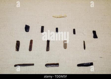 Exponate der Antalya Museum der Antiquitäten, Stein Schaber und Messer und Töpferwaren. Stockfoto