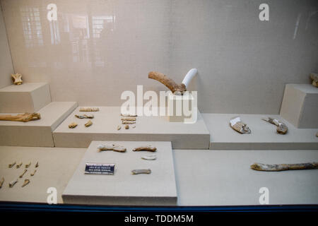 Antalya, Türkei - 19. Mai 2019: Exponate der Antalya Museum der Antiquitäten, Stein Schaber und Messer und Töpferwaren. Stockfoto