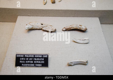 Antalya, Türkei - 19. Mai 2019: Exponate der Antalya Museum der Antiquitäten, Stein Schaber und Messer und Töpferwaren. Stockfoto