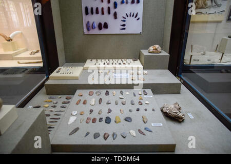 Antalya, Türkei - 19. Mai 2019: Exponate der Antalya Museum der Antiquitäten, Stein Schaber und Messer und Töpferwaren. Stockfoto