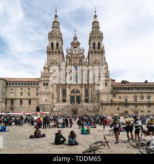 Santiago de Compostela, Spanien - 19 April, 2019 - Santiago de Compostela Kathedrale und viele Touristen und Pilger in Urlaub Reise Stockfoto