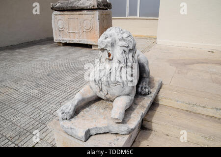 Alten Marmor statue eines Löwen am Eingang zum Museum von Antalya. Stockfoto