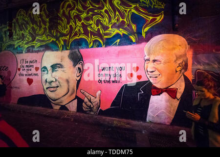 Trump und Putin Wandmalerei in der berühmten Melbourne Hosier Lane in Graffiti Stockfoto