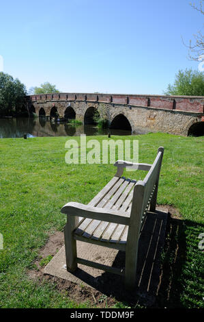 Die Brücke bei Great Barford, Bedfordshire, Termine teilweise bis in das 15. Jahrhundert. Es hat 17 Bögen überspannt den Fluss Ouse. Sir Gerard Braybrooke, die di Stockfoto