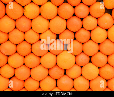 Hintergrund Textur von orange Frucht. Orangen auf dem Zähler. Stockfoto