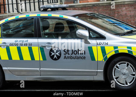 St John ambulance Auto außerhalb des Great Ormond Street Hospital, Bloomsbury, London, England, Großbritannien Stockfoto