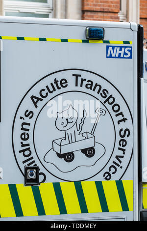 Kinder akute Transport Service ambulance außerhalb von Great Ormond Street Hospital, Bloomsbury, London, England, Großbritannien Stockfoto