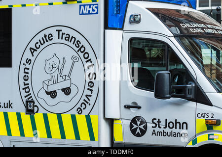 Kinder akute Transport Service ambulance außerhalb von Great Ormond Street Hospital, Bloomsbury, London, England, Großbritannien Stockfoto