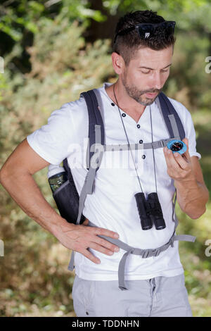 Männliche Rambler auf Kompass Stockfoto