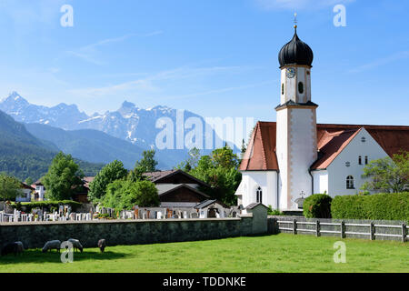 Wallgau: Kirche Sankt Jakob, Wettersteingebirge (Wettersteingebirge) in Oberbayern, Garmisch-Partenkirchen, Oberbayern, Bayern, Bayern, Deutschland Stockfoto