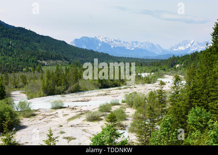 Lenggries: Isar, alpine Wild River, Kies Bank, Wettersteingebirge (Wettersteingebirge) in Oberbayern, Garmisch-Partenkirchen, Oberbayern Stockfoto