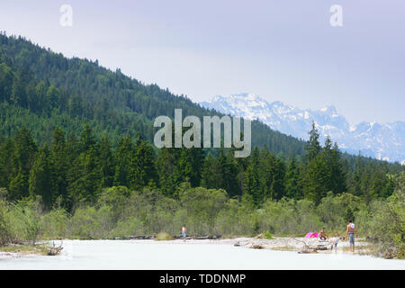 Lenggries: Isar, alpine Wild River, Kies Bank, Wettersteingebirge (Wettersteingebirge), Menschen in Oberbayern, Garmisch-Partenkirchen, Obere Stockfoto