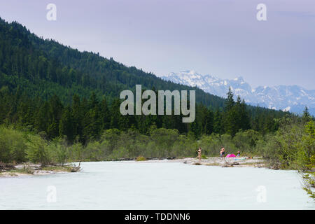 Lenggries: Isar, alpine Wild River, Kies Bank, Wettersteingebirge (Wettersteingebirge), Menschen in Oberbayern, Garmisch-Partenkirchen, Obere Stockfoto