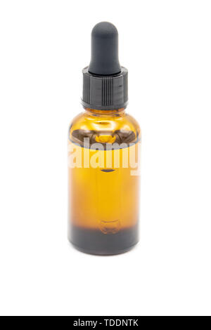 Braune Glasflasche mit Pipette auf weißem Hintergrund. Kosmetische und medizinische Verpackungen Konzept. Mockup. Platz kopieren Stockfoto