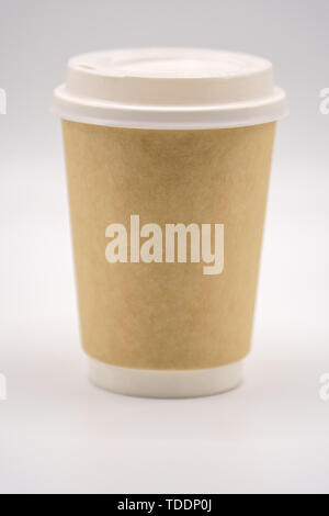 Leeres Papier Tasse Kaffee mit einer Kunststoffkappe. Pappbecher Layout für Werbung. Leeren Platz für die Platzierung des Logos Stockfoto