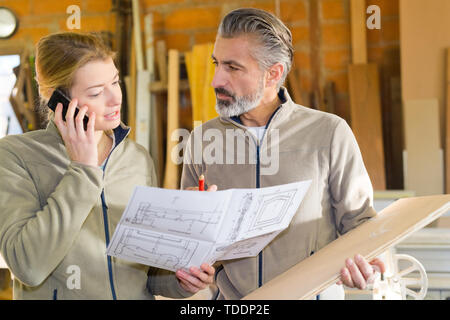 Paar sprechen über interior design Stockfoto