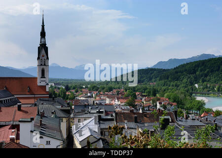 Bad Tölz: Blick vom Kalvarienberg (Kalvarienberg) Altstadt, Isar, Pfarrkirche Mariä Himmelfahrt, Alpen in Oberbayern, Tölzer Land, Oberbayern, Stockfoto