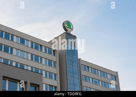 MLADA BOLESLAV, TSCHECHISCHE REPUBLIK - 15. JUNI 2019: Skoda Automobil Hersteller Head Office. Skoda Logo auf das Pentagon Gebäude. Eine illustrative e Stockfoto