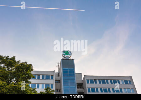 MLADA BOLESLAV, TSCHECHISCHE REPUBLIK - 15. JUNI 2019: Skoda Automobil Hersteller Head Office. Skoda Logo auf das Pentagon Gebäude. Eine illustrative e Stockfoto