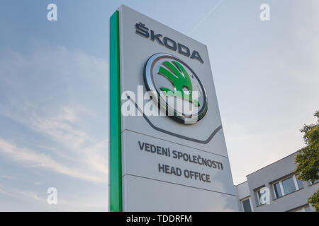 MLADA BOLESLAV, TSCHECHISCHE REPUBLIK - 15. JUNI 2019: Skoda Automobil Hersteller Head Office. Skoda Logo vor Pentagon Gebäude. Eine Lllustrat Stockfoto