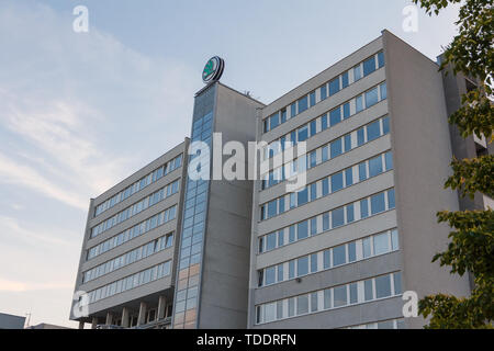 MLADA BOLESLAV, TSCHECHISCHE REPUBLIK - 15. JUNI 2019: Skoda Automobil Hersteller Head Office. Skoda Logo auf das Pentagon Gebäude. Eine illustrative e Stockfoto