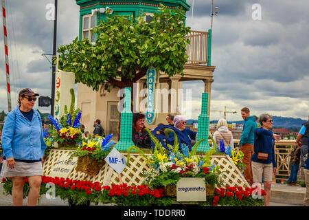 Portland, Oregon, USA - Juni 8, 2019: Oregon Metro Mini-Float im Grand Floral Parade, während Portland Rose Festival 2019. Stockfoto