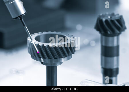 Betreiber Inspektion dimension Metallteilen von CMM nach Bearbeitung in der industriellen Produktion. Stockfoto