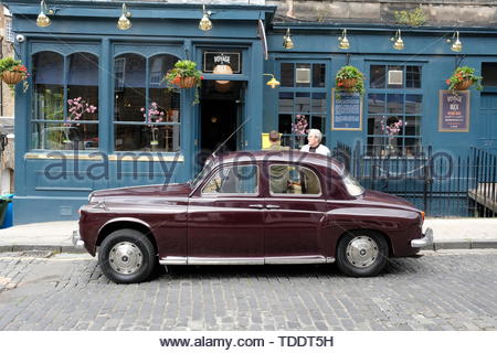 Klassische Rover 110 von 1963, die auf der West End Classic Fahrzeug Ereignis in Edinburgh, Schottland Stockfoto