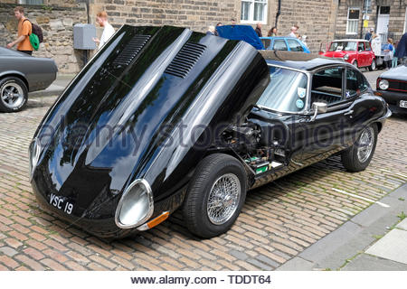 Classic Jaguar E-Type von 1968, die auf der West End Classic Fahrzeug Ereignis in Edinburgh, Schottland Stockfoto