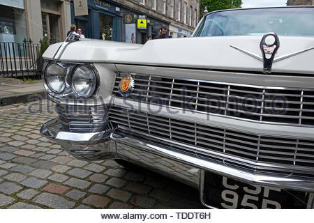 Classic Cadillac sedan De Ville 1964, die auf der West End Classic Fahrzeug Ereignis in Edinburgh, Schottland Stockfoto