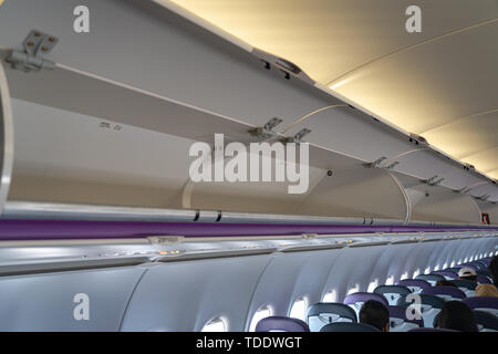 Handgepäck im Ablagefach auf Commercial Airplane. Detail geschossen von einem Flugzeug Cabin Interior. Travel Concept mit Kopie Raum Stockfoto