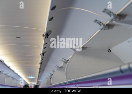 Handgepäck im Ablagefach auf Commercial Airplane. Detail geschossen von einem Flugzeug Cabin Interior. Travel Concept mit Kopie Raum Stockfoto