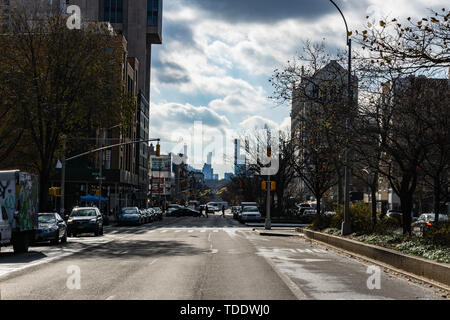 NEW YORK CITY - NOVEMBER 2018: Seventh Avenue (Fashion Avenue) und als Adam Clayton Powell Jr. Boulevard in Harlem bekannt Stockfoto