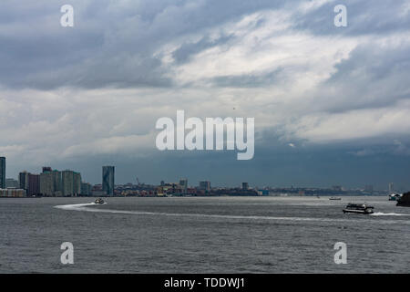 Skyline von Manhattan, New York City, Ansicht von Liberty Island Fähre auf dem Ozean Stockfoto