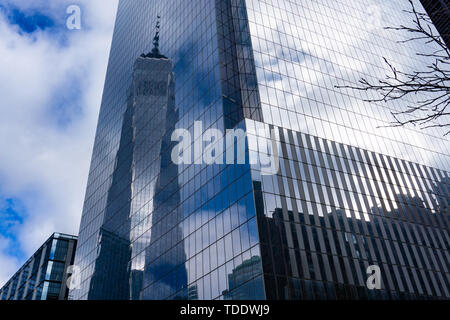USA, New York, November 2018 - der Freedom Tower in New York City reflektiert in den verspiegelten Fassade Stockfoto
