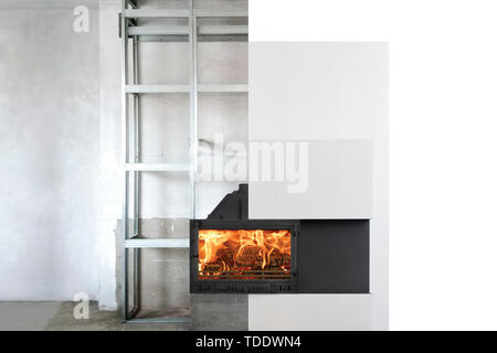 Prozess der Installation von Kamin im Wohnzimmer. Stockfoto