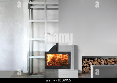 Installation von Holz Kamin im Wohnzimmer. Stockfoto