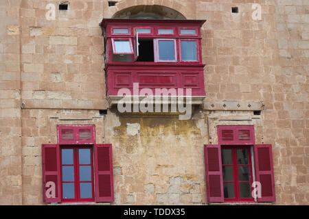 Typische Maltesische rot Balkon und Fenster in Valletta Stockfoto