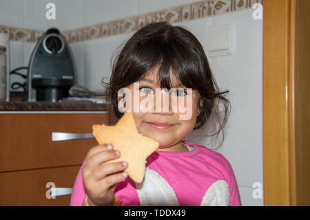 Kinder Weihnachten Cookie mit Hand gemacht Stockfoto