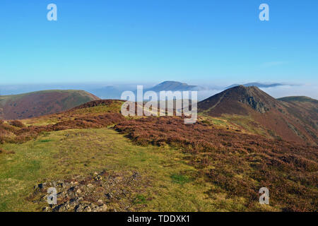 Blick von Long Mynd im Shropshire Hills, Großbritannien, mit Gipfeln über den Wolken. Stockfoto