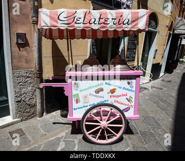 SESTRI LEVANTE, Italien, 31. Mai 2019 - der typischen alten Stil italienische Eisdiele. Stockfoto