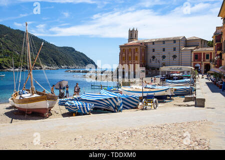 SESTRI LEVANTE, Italien, 31. Mai 2019 - Angesichts der "Baia del Silenzio" (Bucht der Stille) in Sestri Levante, Ligurische Küste, Provinz Genua, Italien. Stockfoto