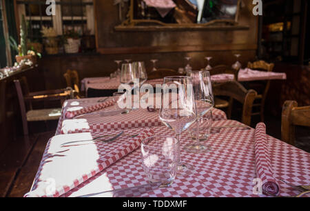 Die Einrichtung in einem typisch italienischen Restaurant, Italien. Stockfoto