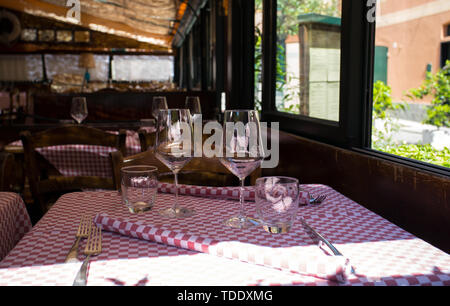 Die Einrichtung in einem typisch italienischen Restaurant, Italien. Stockfoto