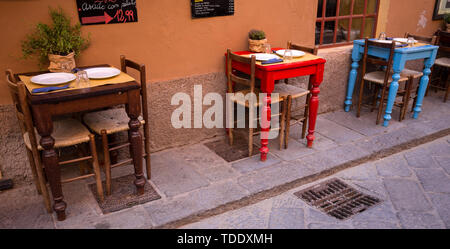 SESTRI LEVANTE, Italien, 31. Mai 2019 - Tabellen in einem typisch italienischen Restaurant im Freien in Sestri Levante, der Provinz Genua, Italien. Stockfoto