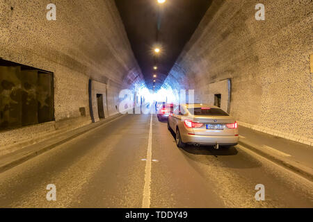 Budapest, Ungarn - 25. Mai 2019: Verkehr in Adam Clark Tunnel unter dem Burgberg. Es bietet einen einfachen Zugang zu Orten in Buda hinter dem Hügel. 350 Mete Stockfoto