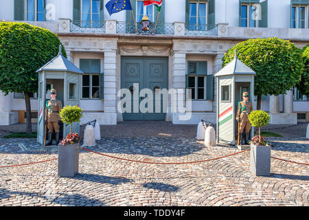 Gardisten mit einem Karabiner Guard schützt die Residenz des Präsidenten des Staates, der Präsidentenpalast Sandor, Bu Stockfoto